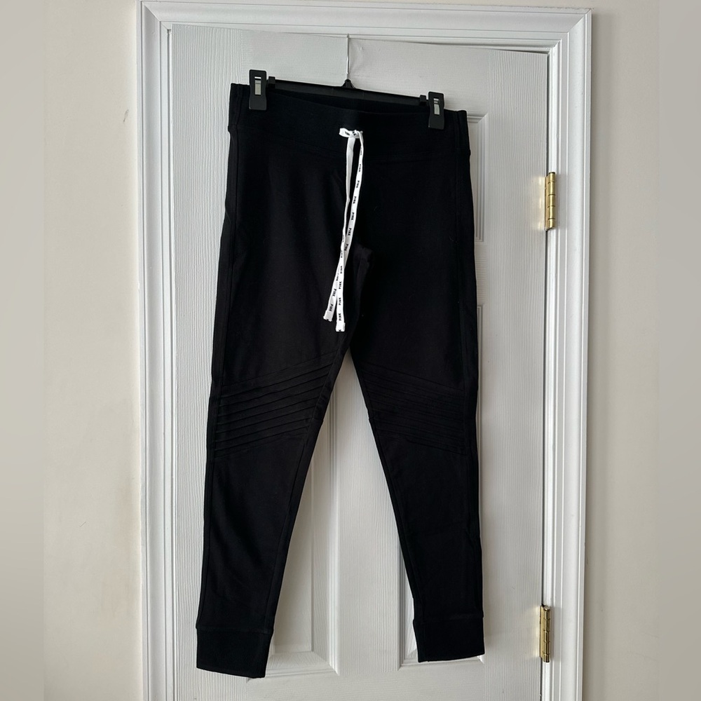 NWT VS PINK Yoga Crop Pants/Leggings BLACK Medium